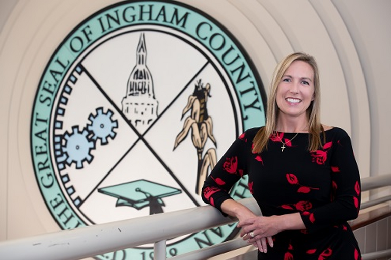 كاتبة مقاطعة إنجهام بارب بيروم مالك منزل وضع لافتة تسخر من الانتخابات الأمريكية