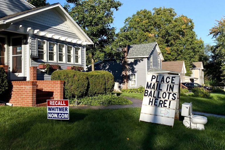 مالك منزل وضع لافتة تسخر من الانتخابات الأمريكية