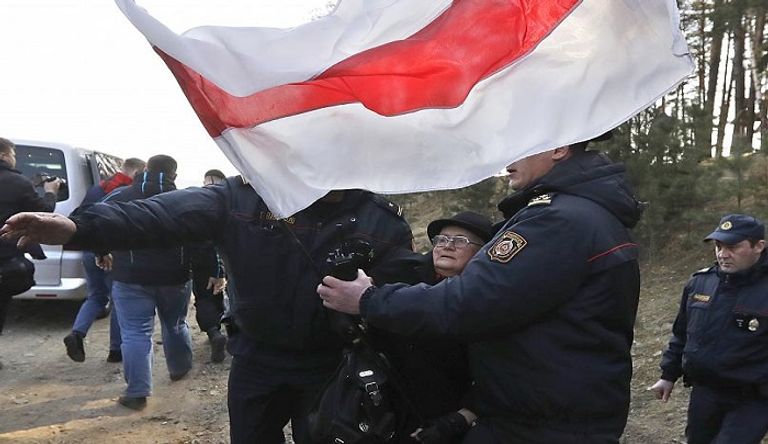 نينا باهينسكايا لا تتوقف عن مقاومة رجال الشرطة ببيلاروسيا