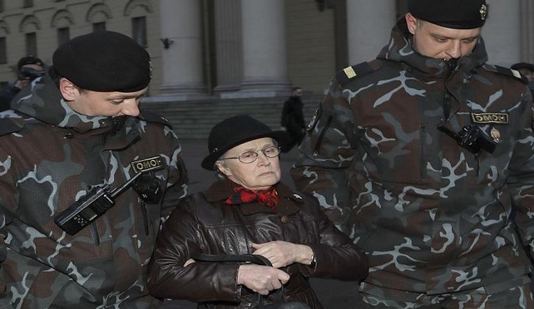 نينا باهينسكايا لا تتوقف عن مقاومة رجال الشرطة ببيلاروسيا