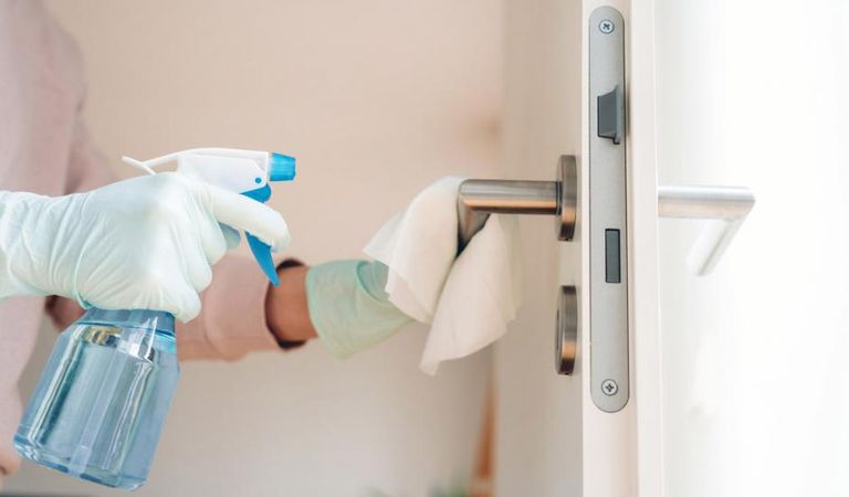 تنظيف الأسطح للوقاية من كورونا الأسطح ليست المصدر الرئيسي لعدوى كورونا