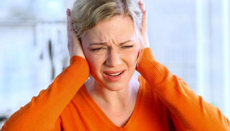 ضوضاء الأذن تشير إلى الإصابة بورم في الدماغ - أرشيفية
