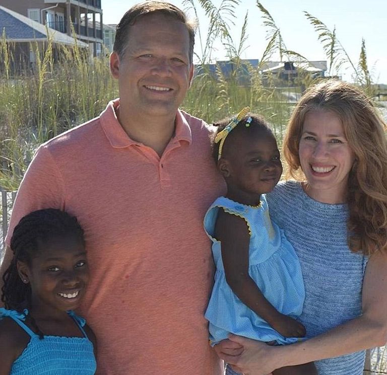 باريت تبنت طفلين من هايتي