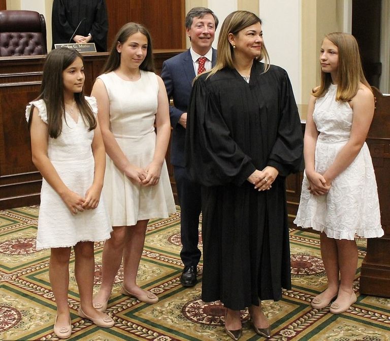 ترامب حدد باريت (يمين) ولاجوا (يسار) كمرشحتين محتملتين