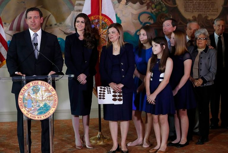 لاجوا وأفراد أسرتها مع حاكم فلوريدا رون ديسانتيس