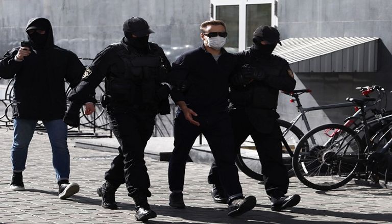 مسلحون في بيلاروسيا يعتقلون متظاهرين في الشوارع