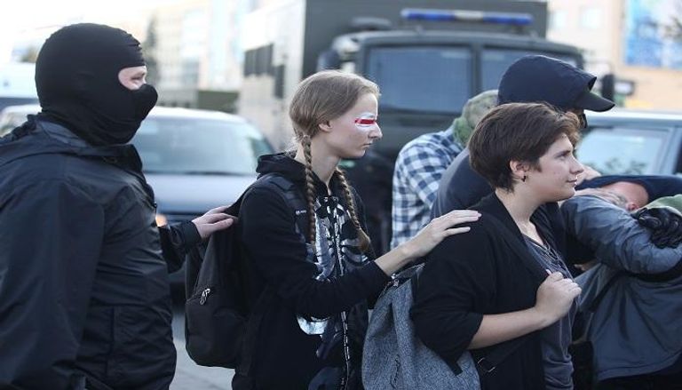 مسلحون في بيلاروسيا يعتقلون متظاهرين في الشوارع
