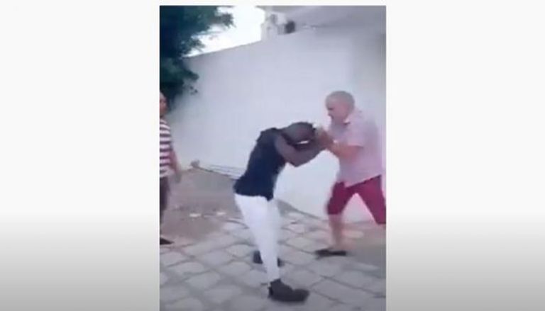 لحظة اعتداء الرجل التونسي على إيفواري يعمل لديه