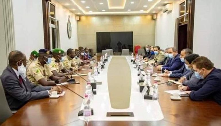 لقاء سابق بين وزير الخارجية الجزائري وأعضاء المجلس العسكري الحاكم بمالي