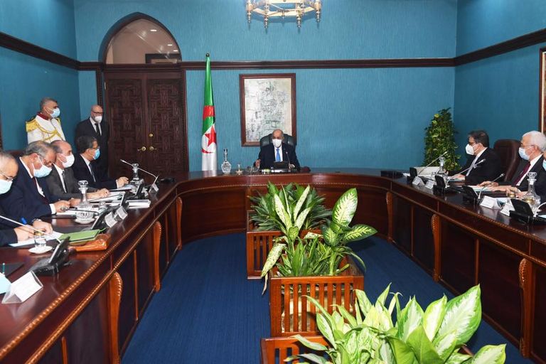 جانب من مراسم تنصيب الرئيس الجزائري للجنة إعادة صياغة قانون الانتخاب