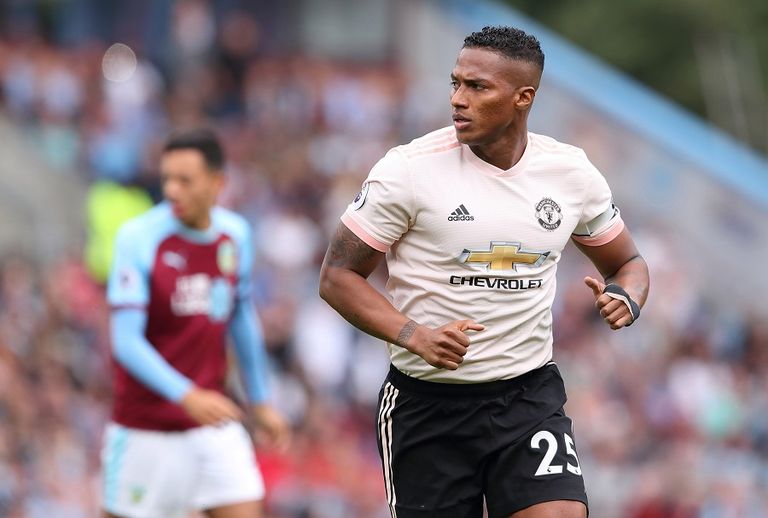 أنطونيو فالنسيا ظهير مانشستر يونايتد الأسبق إدينسون كافاني مهاجم باريس سان جيرمان