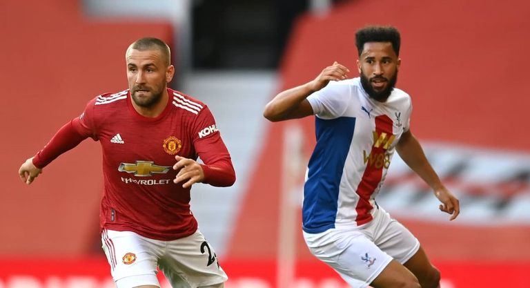 لوك شو خلال مواجهة كريستال بالاس في الدوري الإنجليزي لوك شو لاعب مانشستر يونايتد ومدربه سولسكاير