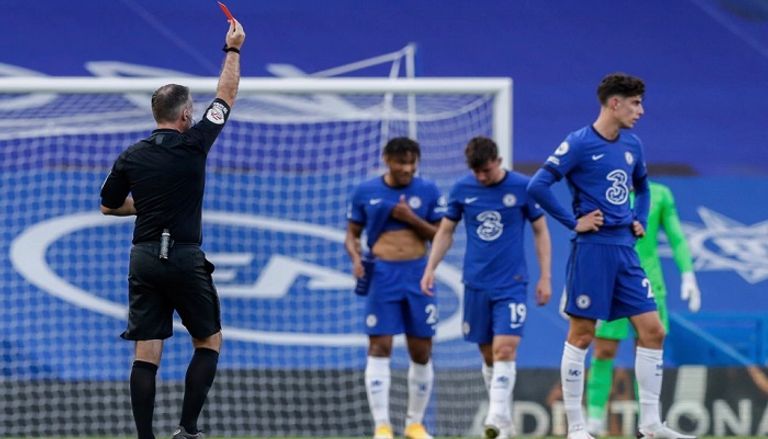 الحكم أشهر بطاقة حمراء في وجه كريستنسن مدافع تشيلسي خلال مواجهة ليفربول يورجن كلوب مدرب ليفربول