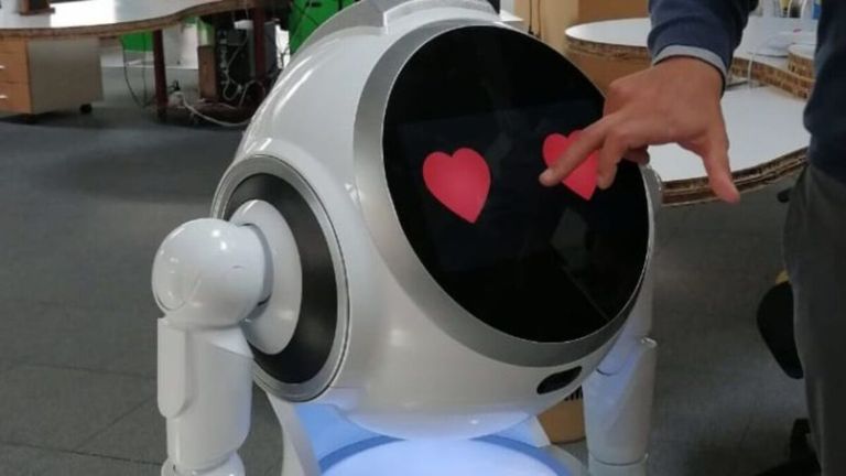 الروبوت أفيل أثناء ترحيبه بأحد المرضى الصغار