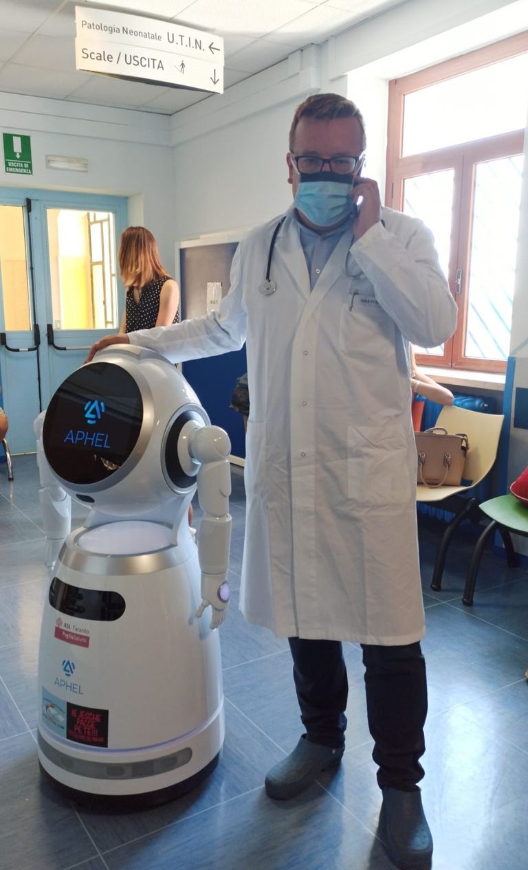 الروبوت أفيل أثناء ترحيبه بأحد المرضى الصغار