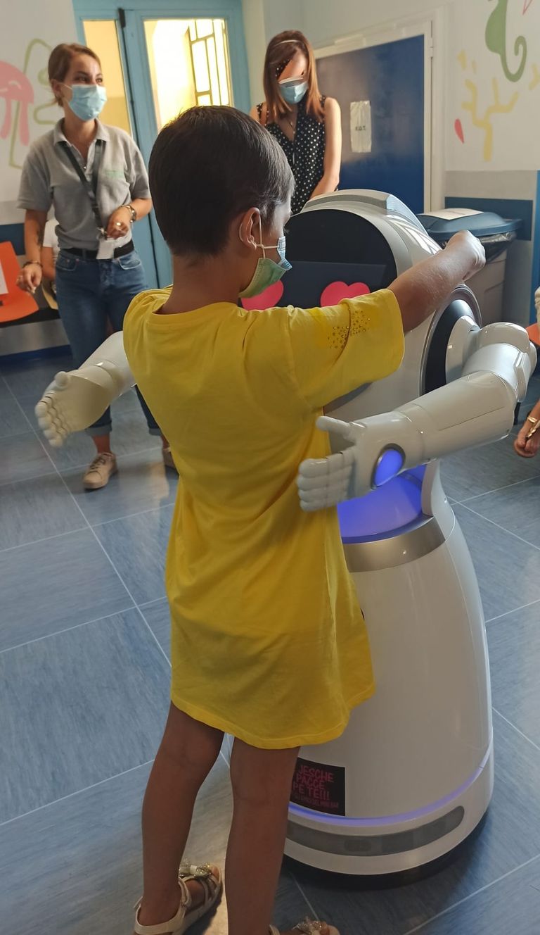 الروبوت أفيل أثناء ترحيبه بأحد المرضى الصغار