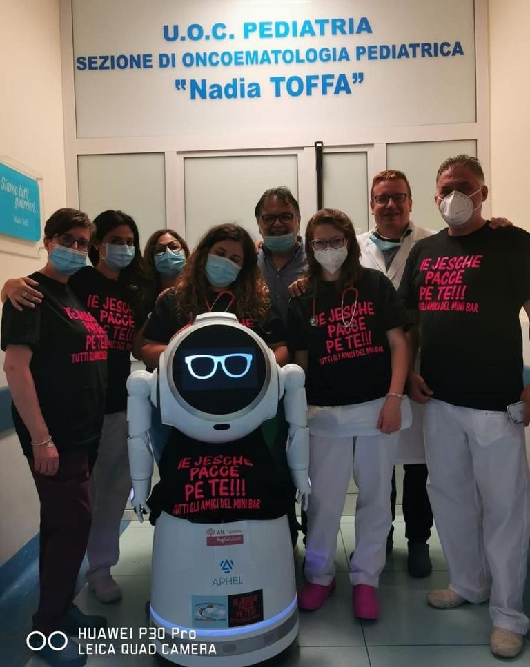 الروبوت أفيل أثناء ترحيبه بأحد المرضى الصغار