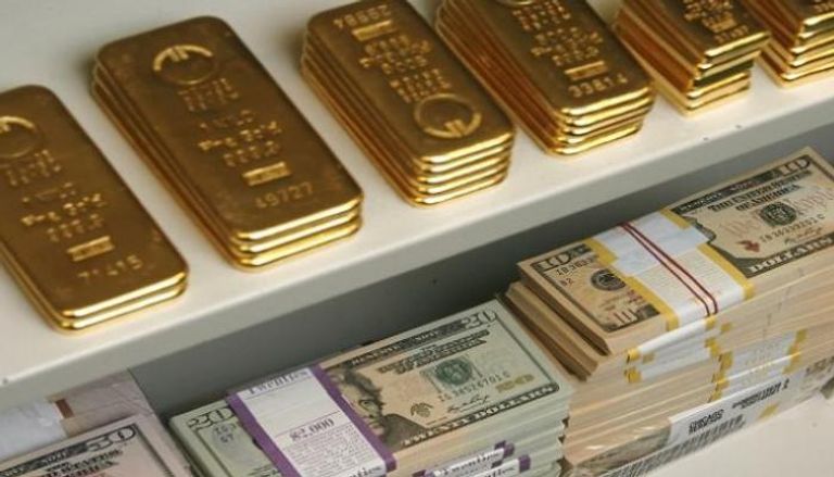 الذهب يهوي مع ارتفاع الدولار 