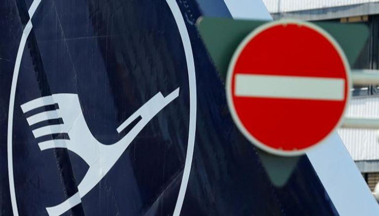 شعار لوفتهانزا في مطار فرانكفورت بألمانيا – رويترز