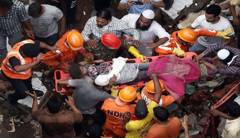 عمال الإنقاذ يبحثون عن عالقين تحت الأنقاض