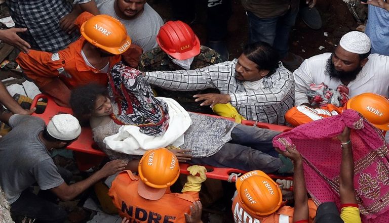 عمال الإنقاذ يبحثون عن عالقين تحت الأنقاض