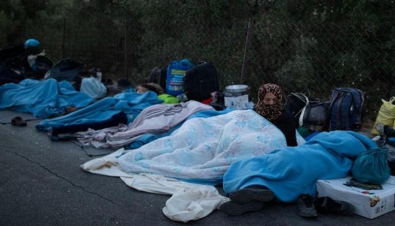لاجئون يفترشون الطرقات بعد حريق مخيم 