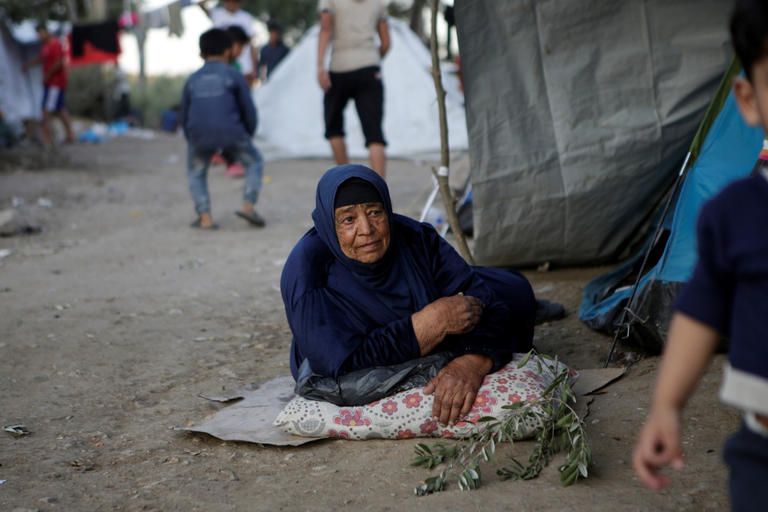 لاجئون يفترشون الطرقات بعد حريق مخيم 