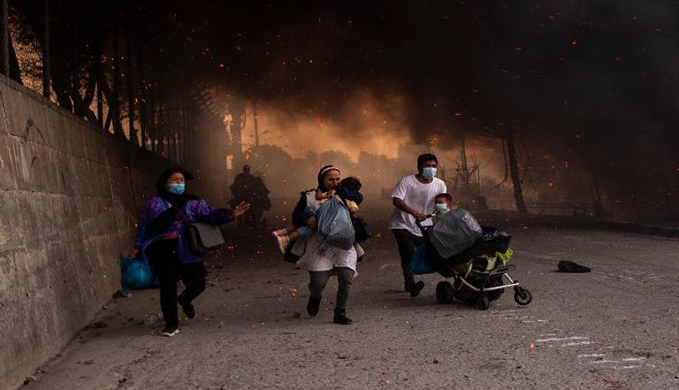 لاجئون يفترشون الطرقات بعد حريق مخيم 