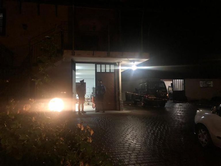 عناصر الشرطة في منزل الإيطالي كلاوديو بيما بوما، الذي قتل ابنه أندريا، وانتحر الإيطالي بوما مع طفله المقتول في إحدى الرحلات