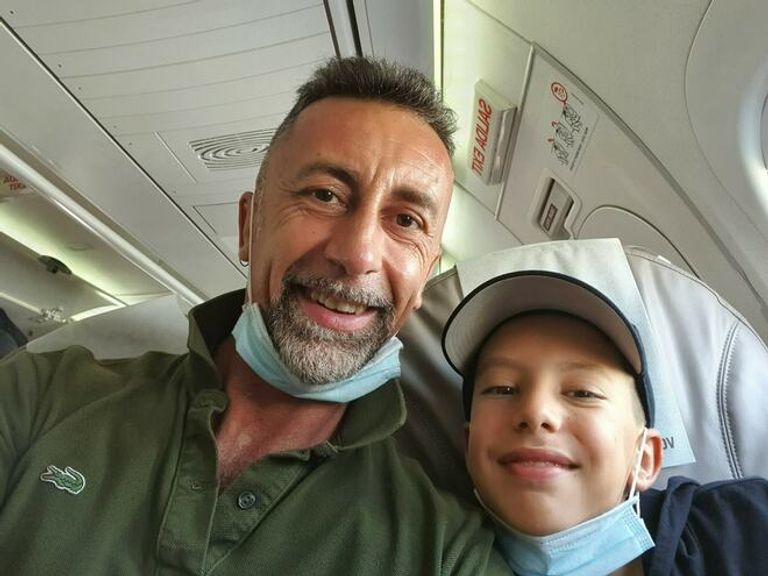 الإيطالي كلاوديو بيما بوما، مع طفله المقتول "أندريا" في طائرة الإيطالي بوما مع طفله المقتول في إحدى الرحلات