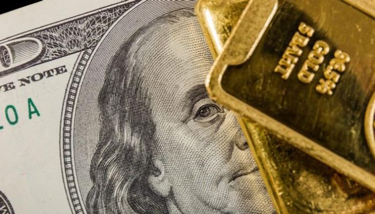 الذهب يصعد مع تراجع الدولار اليوم الإثنين