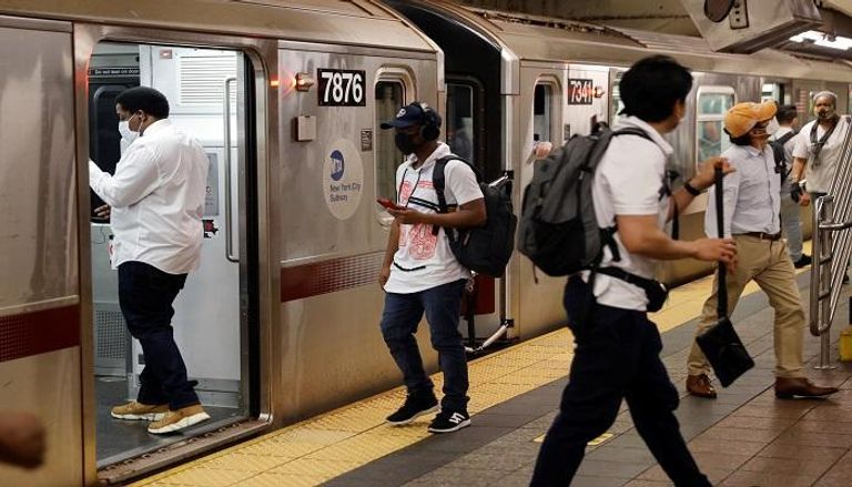 مترو الأنفاق بعد إعادة الفتح في مدينة نيويورك