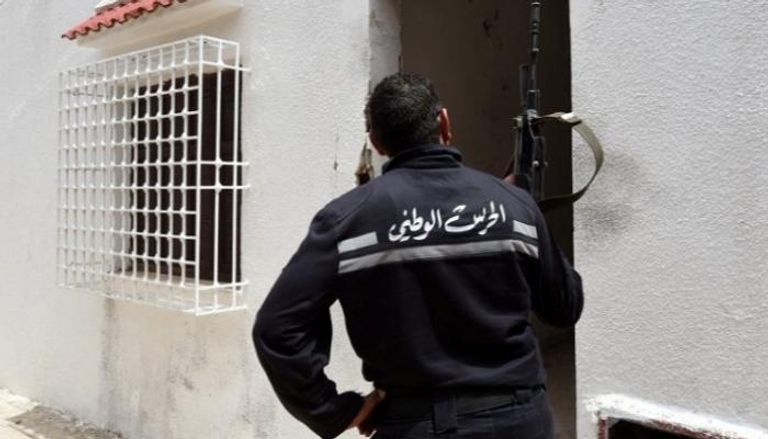 عنصر أمن تونسي خلال أحد المداهمات - أرشيفية