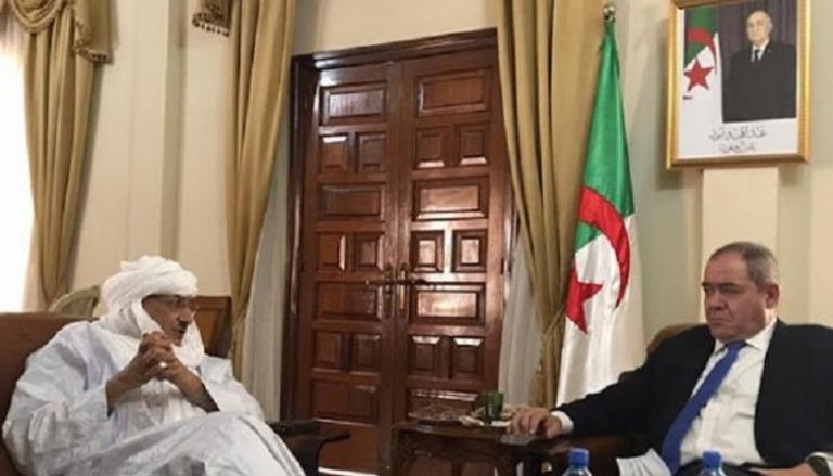جانب من لقاء وزير خارجية الجزائر مع مسؤول مالي بباماكو