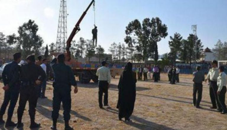 تنفيذ إعدام بواسطة رافعة في إيران - أرشيفية