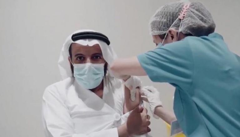 إعطاء لقاح (كوفيد-19) للكوادر الطبية في خط الدفاع الأول في الإمارات