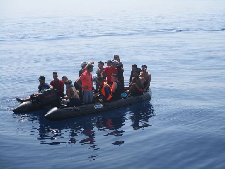 مهاجرون سريون أنقذتهم قوات خفر السواحل الجزائرية  مهاجرون سريون أنقذتهم قوات خفر السواحل الجزائرية