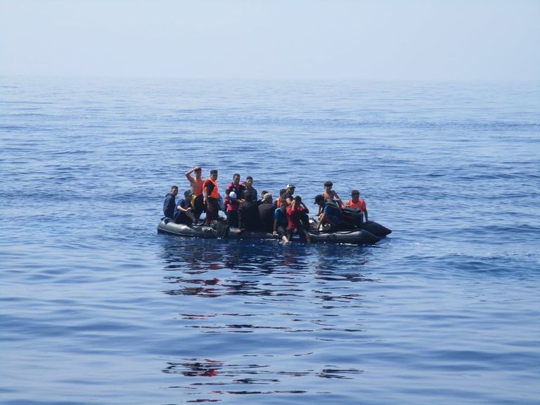 مهاجرون سريون أنقذتهم قوات خفر السواحل الجزائرية  مهاجرون سريون أنقذتهم قوات خفر السواحل الجزائرية