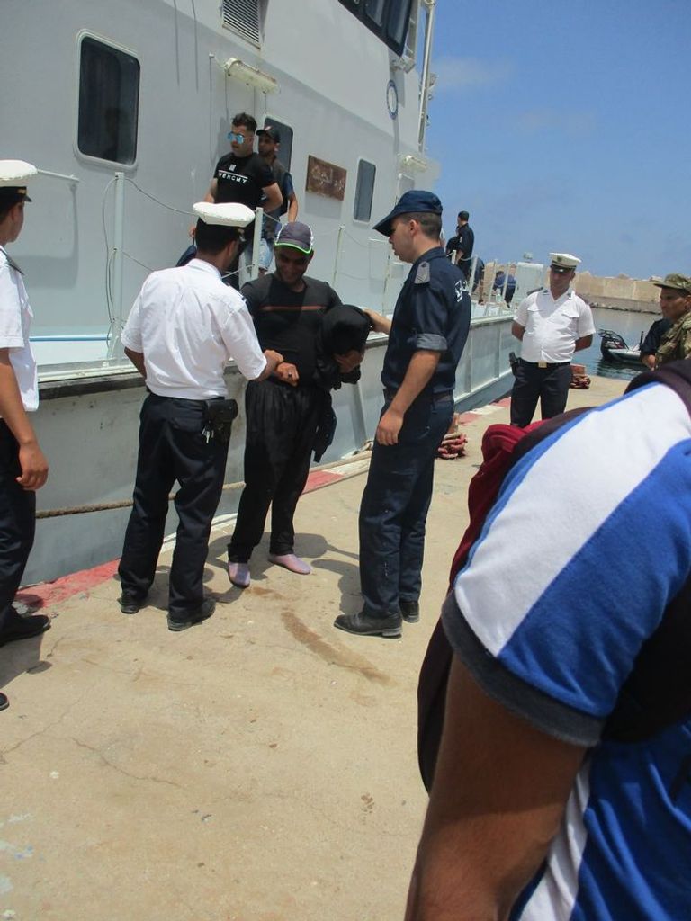 مهاجرون سريون أنقذتهم قوات خفر السواحل الجزائرية  مهاجرون سريون أنقذتهم قوات خفر السواحل الجزائرية