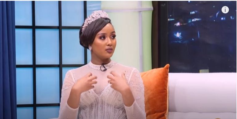 لوزا أبرا لاعبة كرة القدم خلال حفل زفافها