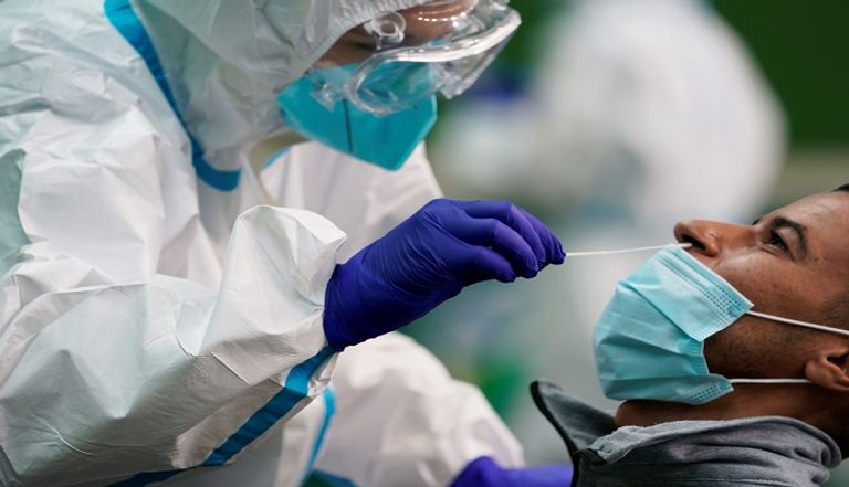 سيدة تخضع لاختبار فيروس كورونا 