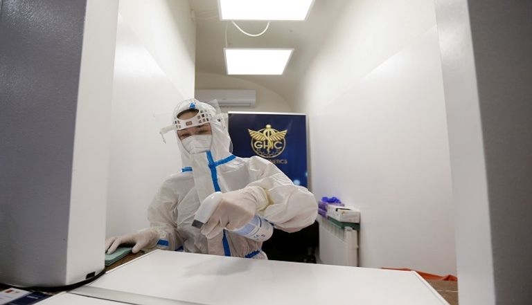 سيدة تخضع لاختبار فيروس كورونا 