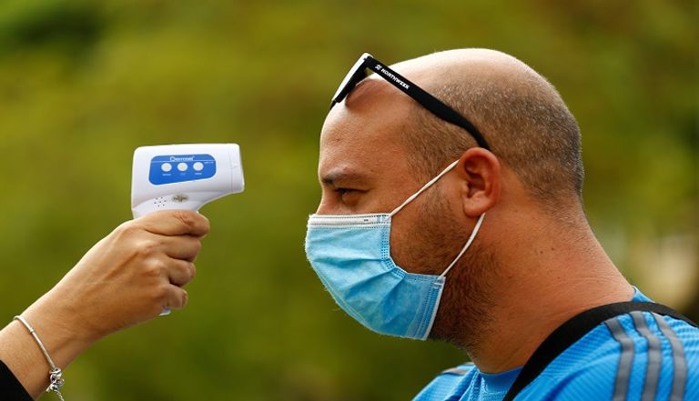 سيدة تخضع لاختبار فيروس كورونا 