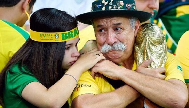 مُشجع برازيلي حزين على خسارة بلاده