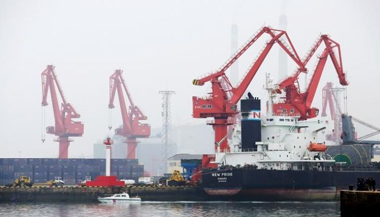 ناقلة نفط خام في ميناء تشينغداو بالصين - رويترز
