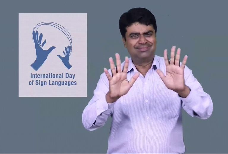 فتاة تتحدث بلغة الإشارة