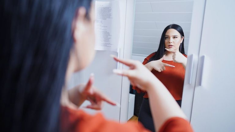 فتاة تتحدث بلغة الإشارة