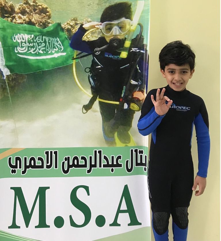 الطفل الأحمري يحتفي باليوم الوطني السعودي من قاع البحر