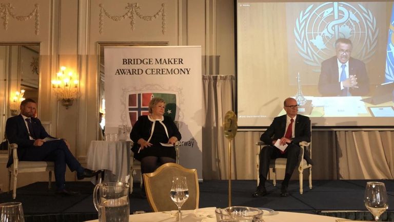 رئيسة وزراء النرويج تمنح مدير منظمة الصحة الجائزة العالمية