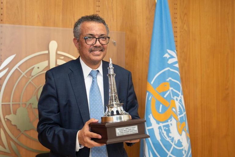 رئيسة وزراء النرويج تمنح مدير منظمة الصحة الجائزة العالمية